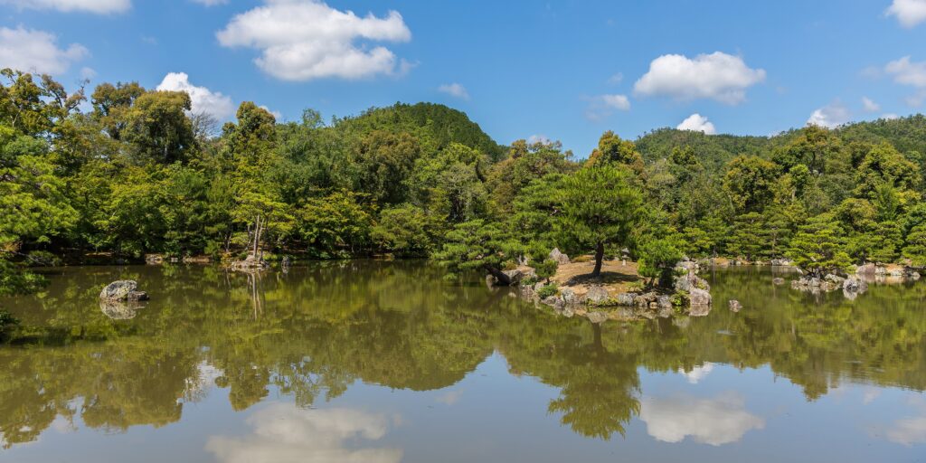 3840px-Water reflection of trees and clouds under blue sky at Kinkaku-ji Temple in Kyoto Japan