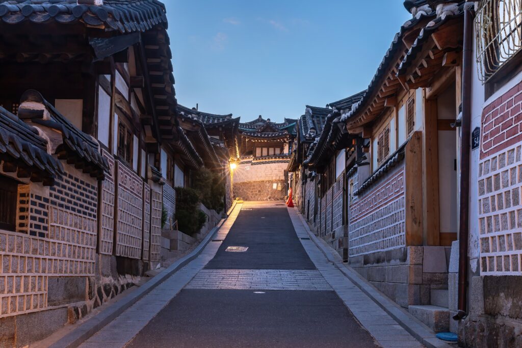 3840px-Bukchon-ro 11-gil street with hanok houses at blue hour in Bukchon Hanok Village Seoul