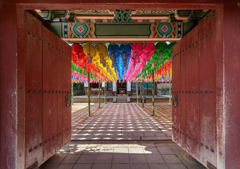 3840px-Open gate leaning to a courtyard of colorful paper lanterns at Bulguksa temple in Gyeongju South Korea